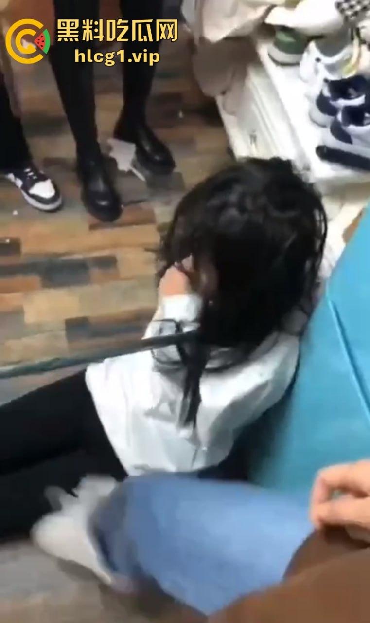 齐齐哈尔市甘南县16岁少女  【李鑫蕊】 遇围殴霸凌 用棍子打脸砸头 霸凌事件啥时候能停止啊！-8