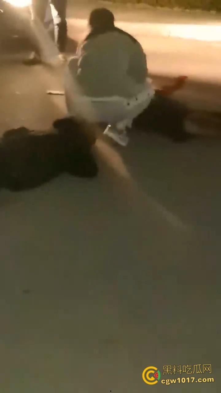 自古奸情出人命,山西文化旅游职业大学,一女子持刀杀害渣男和小三,双双倒地当场一命呜呼盖白布 !-7