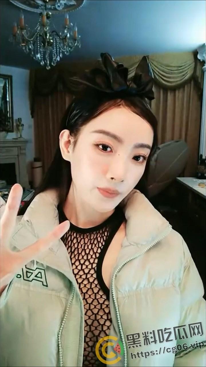 央视主持人【马卉】抖音再次整大活 疯狂擦边 直播的时候给粉丝看奶子照片 难不成想下海?-1