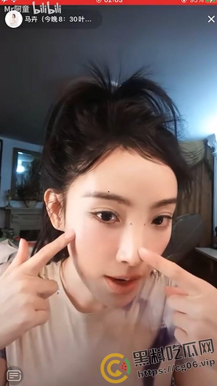 央视主持人【马卉】抖音再次整大活 疯狂擦边 直播的时候给粉丝看奶子照片 难不成想下海?-2