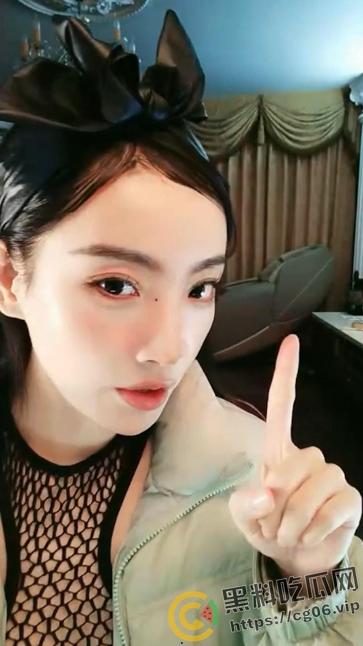 央视主持人【马卉】抖音再次整大活 疯狂擦边 直播的时候给粉丝看奶子照片 难不成想下海?-3