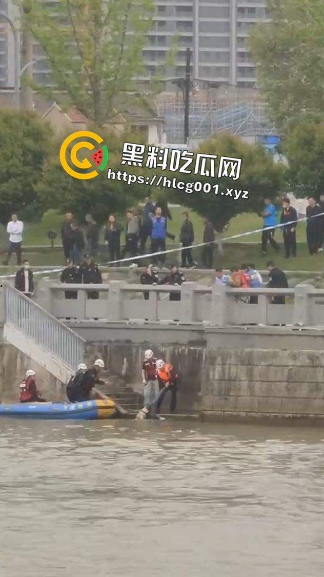 江苏妙龄女孩跳河事件!跳之前还在看手机等渣男消息 最后绝望跃下 现场视频流出-4