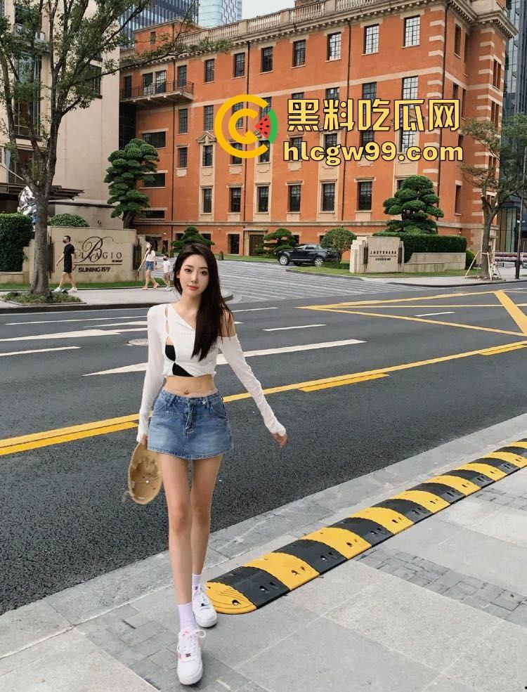 拼多多玩法进KTV,众筹重金拿下骚货公主,只因不穿内裤直接被带走,酒店轮流爆肏一夜,全场射到天亮!-5