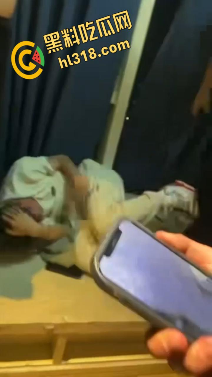 造谣女设局仙人跳,约男子酒店打炮,不料开门遭壮汉围殴暴揍,又是一个精虫上脑的蠢货 !-11