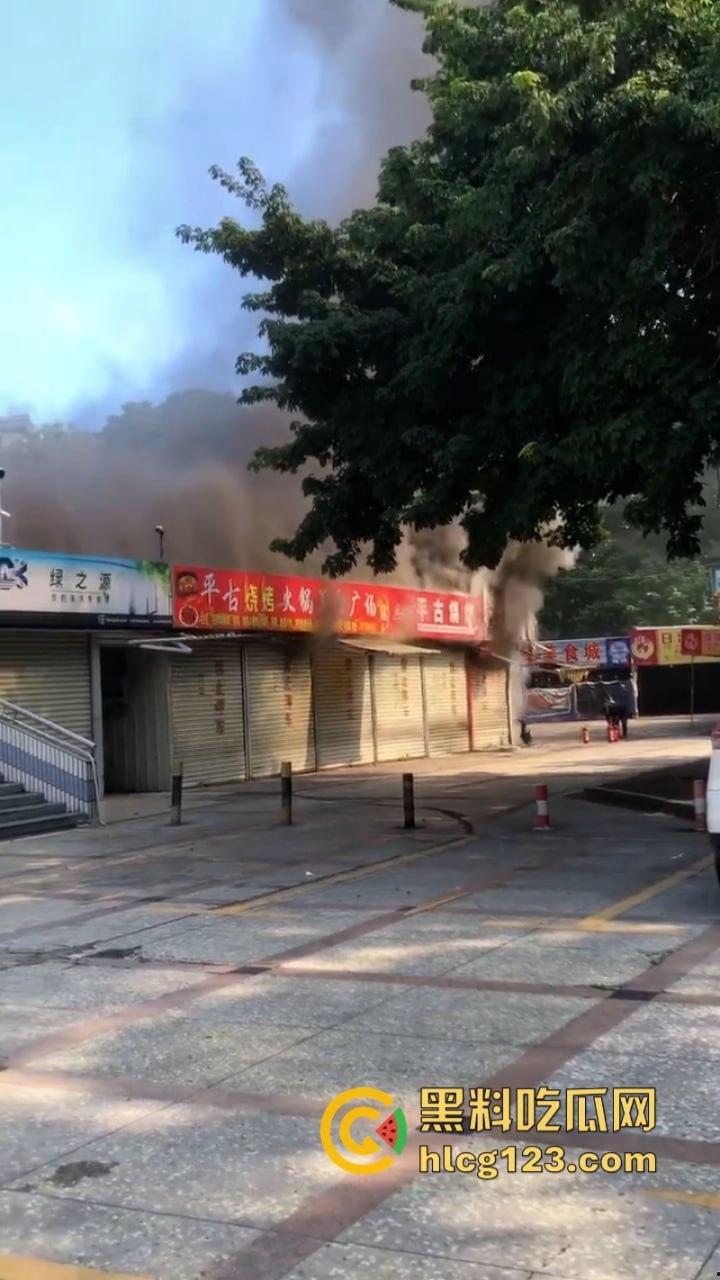 现场烤串?梅州百花洲影院旁边的烧烤街发生火灾 一排商铺受联损失惨重-4