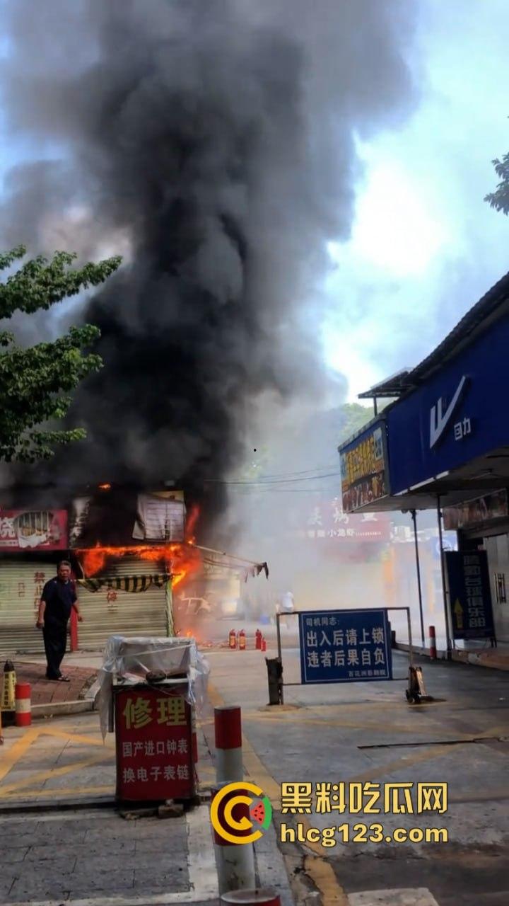 现场烤串?梅州百花洲影院旁边的烧烤街发生火灾 一排商铺受联损失惨重-6