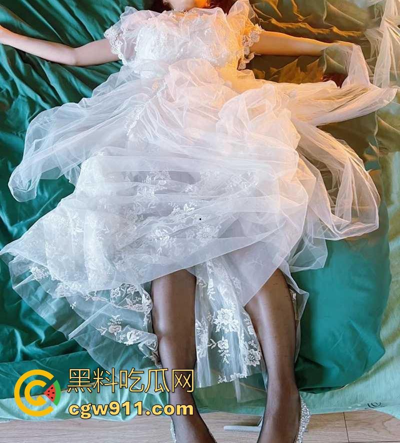 海角乱伦!极品妹妹性感婚纱下竟隐藏着母狗属性,被哥哥拴狗链按头口交场面淫荡不堪!-3