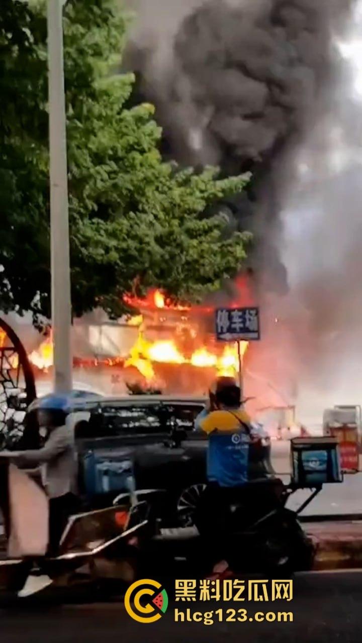 现场烤串?梅州百花洲影院旁边的烧烤街发生火灾 一排商铺受联损失惨重-8