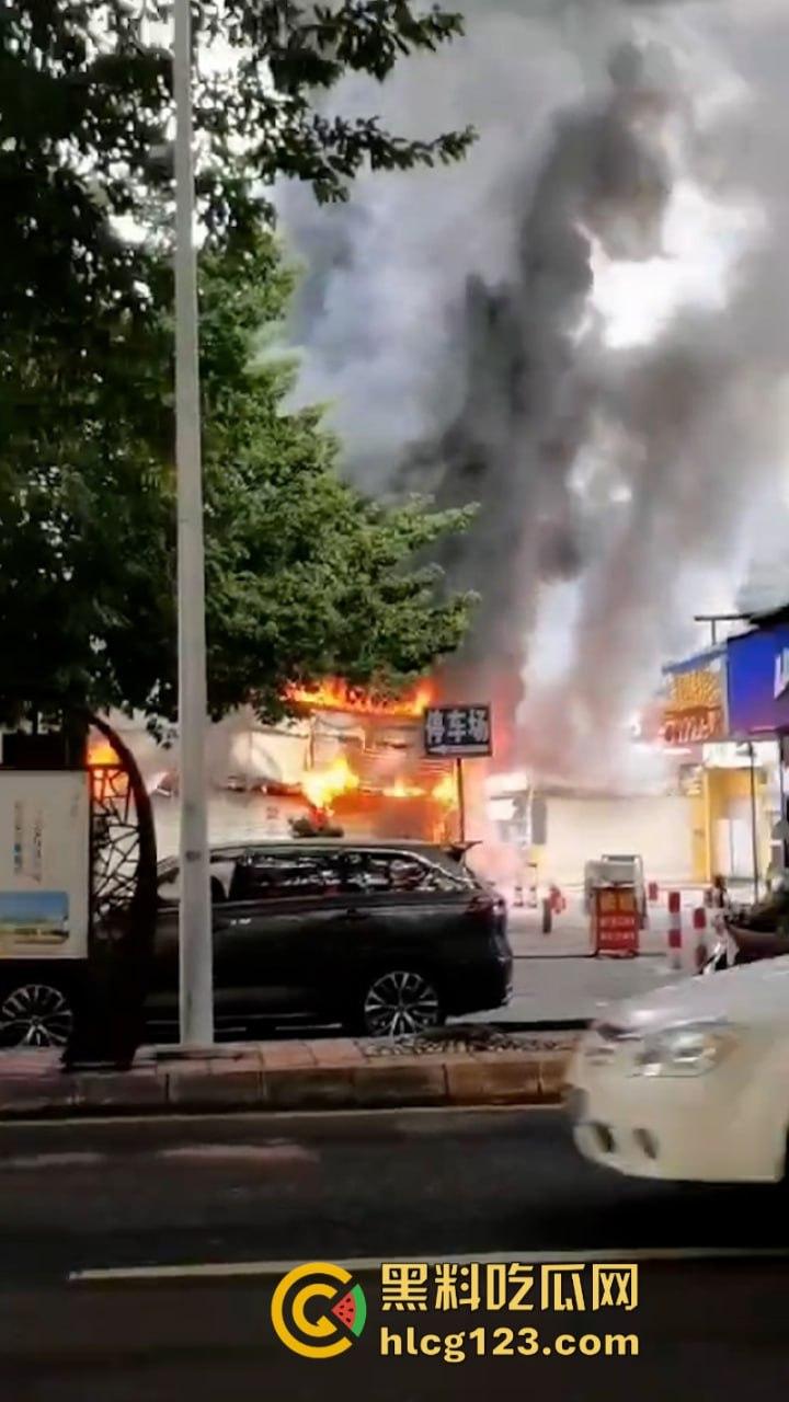现场烤串?梅州百花洲影院旁边的烧烤街发生火灾 一排商铺受联损失惨重-9