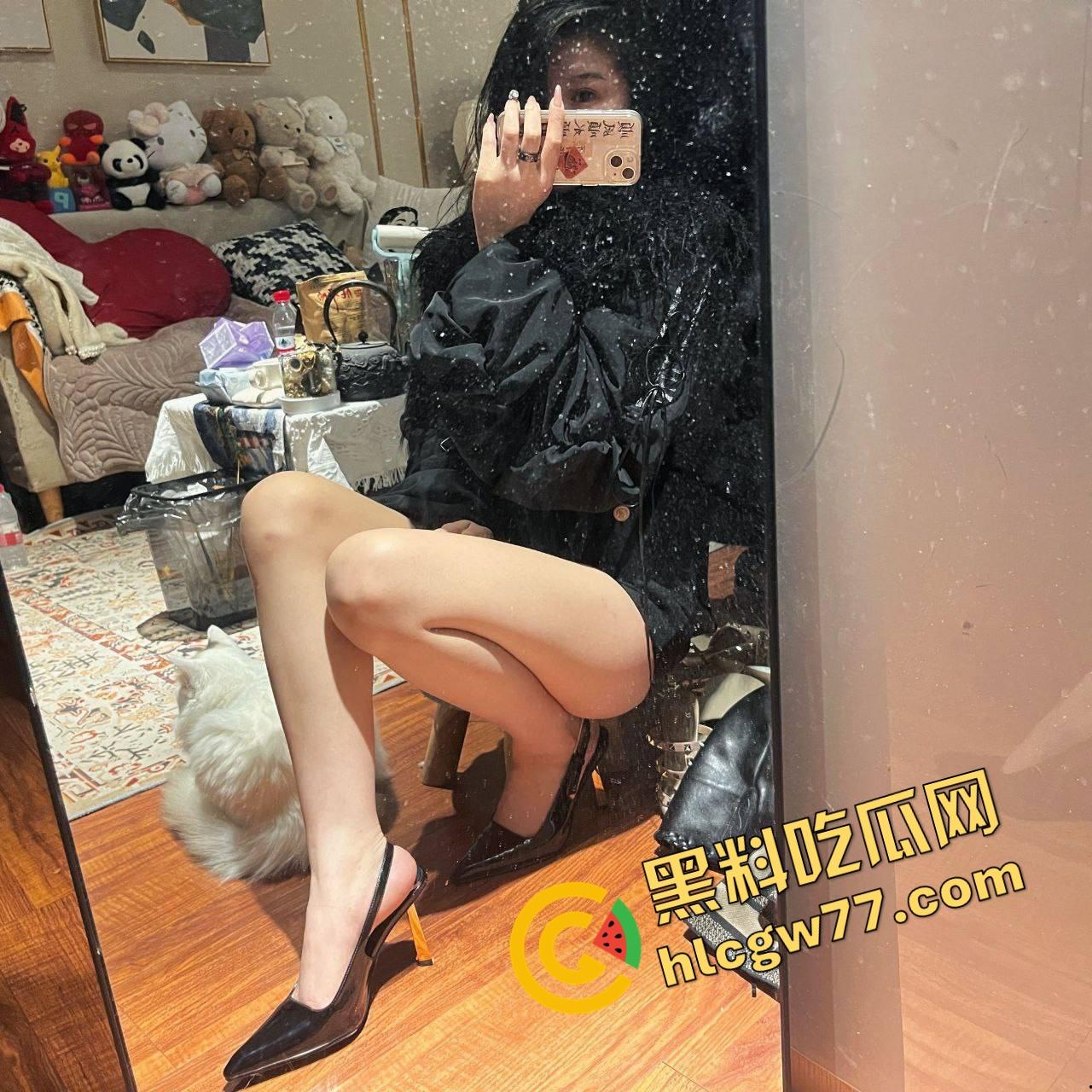 重庆御姐护士『图米海』被开盒,穿情趣抠逼拍片流出,腿长屁股翘骚话说得贼带劲,这女的男人全看哭了!-2