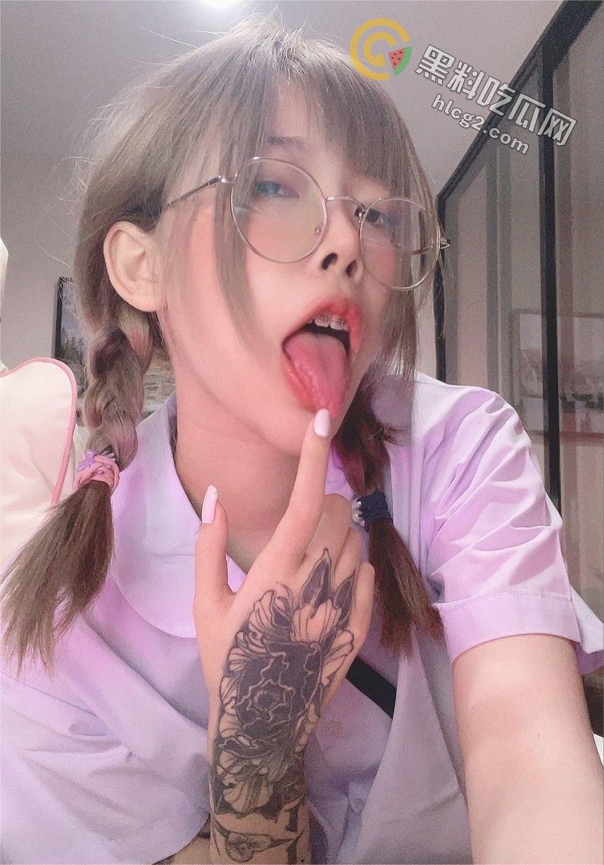 顶级纹身美女OnlyFans（xgina）性感蜜桃胸曝光：私密视频震撼网络-2