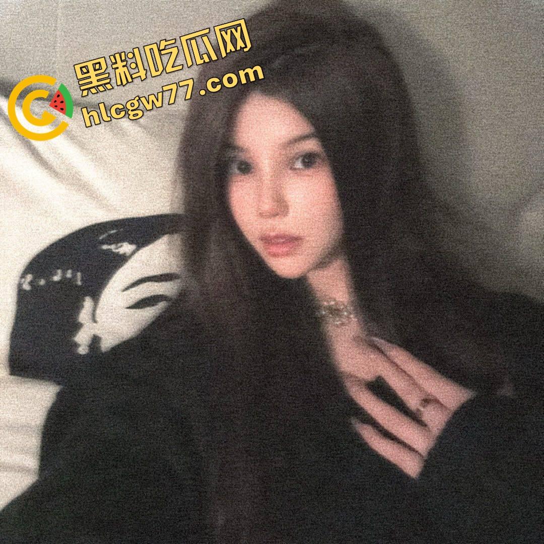 重庆御姐护士『图米海』被开盒,穿情趣抠逼拍片流出,腿长屁股翘骚话说得贼带劲,这女的男人全看哭了!-10