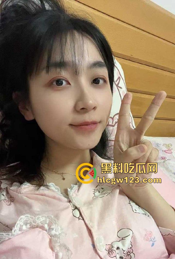 湖南长沙人妻【刘慧怡】网上裸聊视频流出 自慰扣穴画面惹火至极 高冷外表下是欲求不满的反差母狗!-1