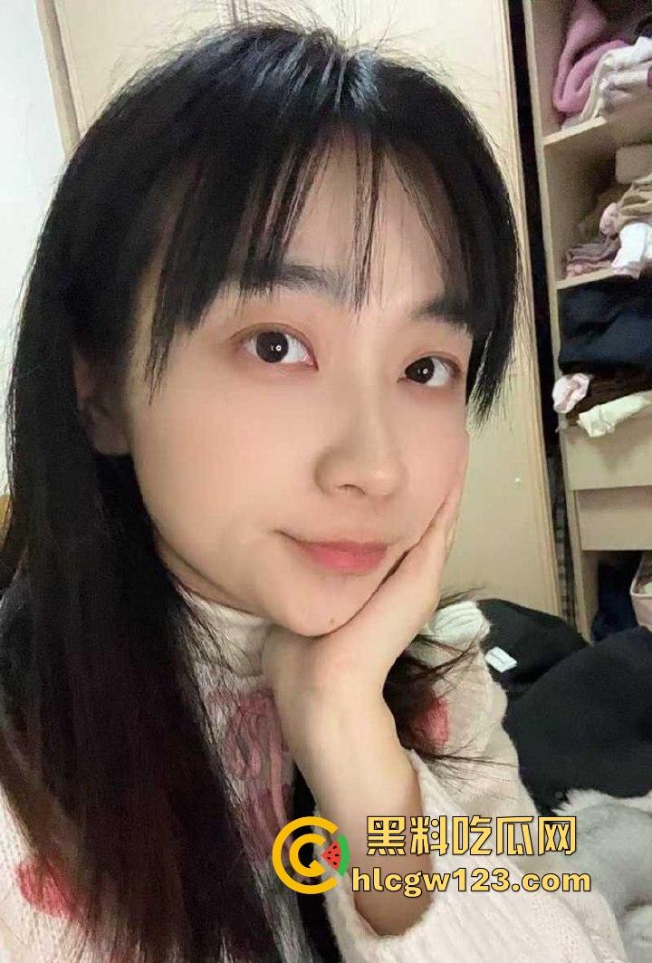 湖南长沙人妻【刘慧怡】网上裸聊视频流出 自慰扣穴画面惹火至极 高冷外表下是欲求不满的反差母狗!-3