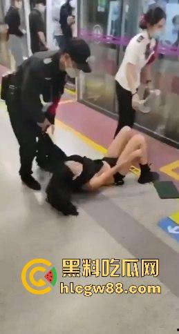 光天化日扒光女子衣服 涉事保安获嘉奖无数!陕西西安地铁事件再度发酵 女老师丢了尊严丢了工作!-12