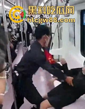 光天化日扒光女子衣服 涉事保安获嘉奖无数!陕西西安地铁事件再度发酵 女老师丢了尊严丢了工作!-13