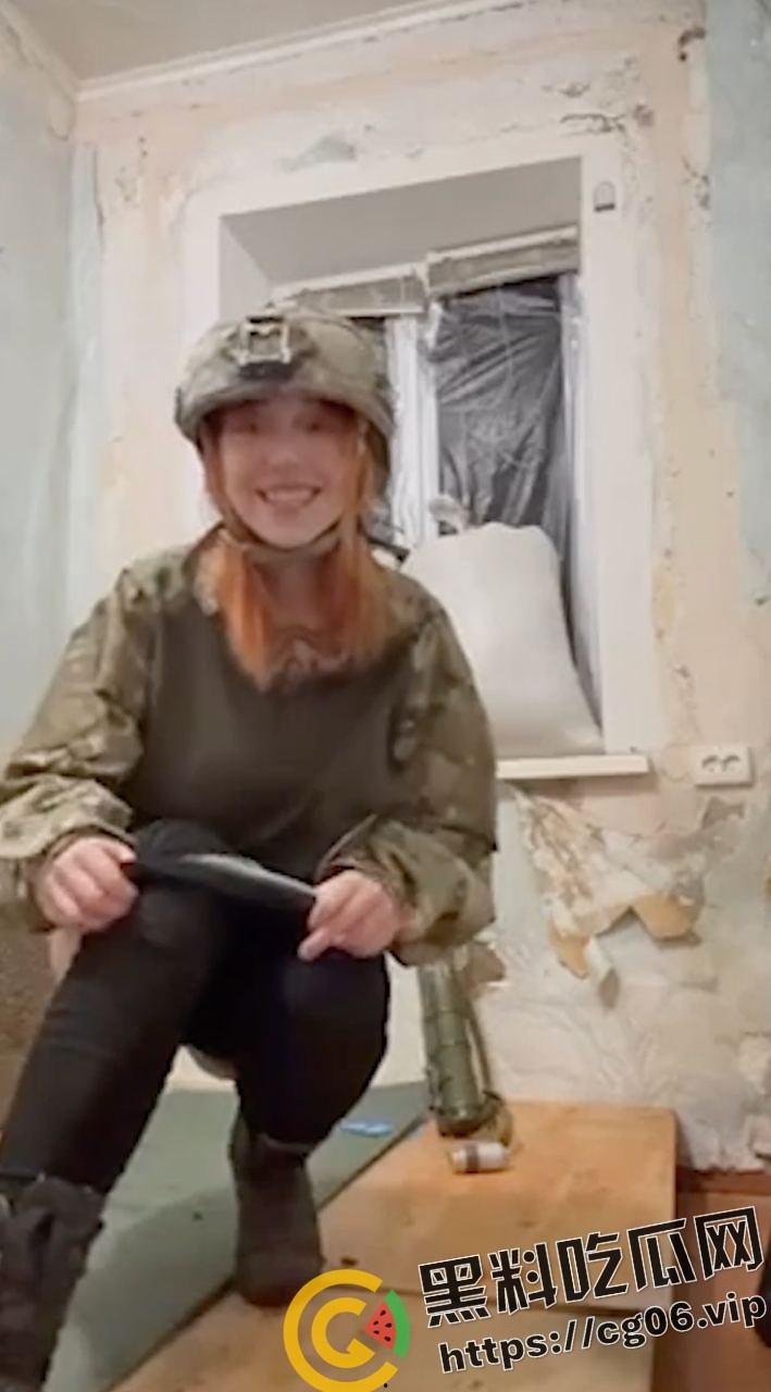 乌克兰女兵战场前线寂寞难耐炮弹自慰!手臂一样粗直接塞进去 就不怕把逼炸烂吗-1