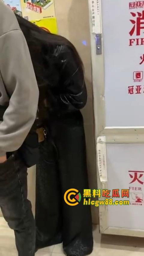 福建老公以为老婆出差，带小三回家激情，结果老婆钓鱼执法，楼下当场抓包，小三头发都被薅掉半截！-1