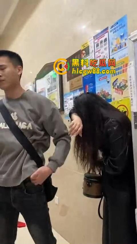 福建老公以为老婆出差，带小三回家激情，结果老婆钓鱼执法，楼下当场抓包，小三头发都被薅掉半截！-2