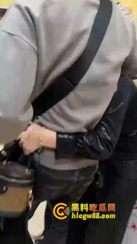 福建老公以为老婆出差，带小三回家激情，结果老婆钓鱼执法，楼下当场抓包，小三头发都被薅掉半截！-5