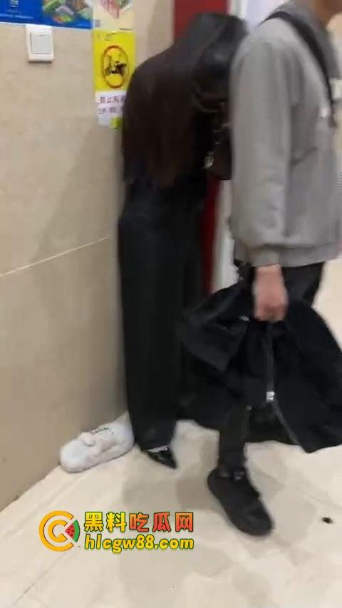 福建老公以为老婆出差，带小三回家激情，结果老婆钓鱼执法，楼下当场抓包，小三头发都被薅掉半截！-9