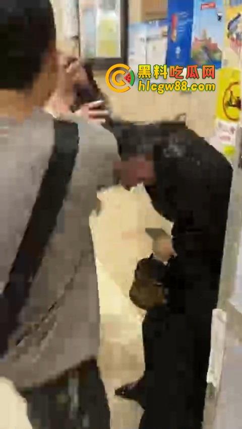 福建老公以为老婆出差，带小三回家激情，结果老婆钓鱼执法，楼下当场抓包，小三头发都被薅掉半截！-10