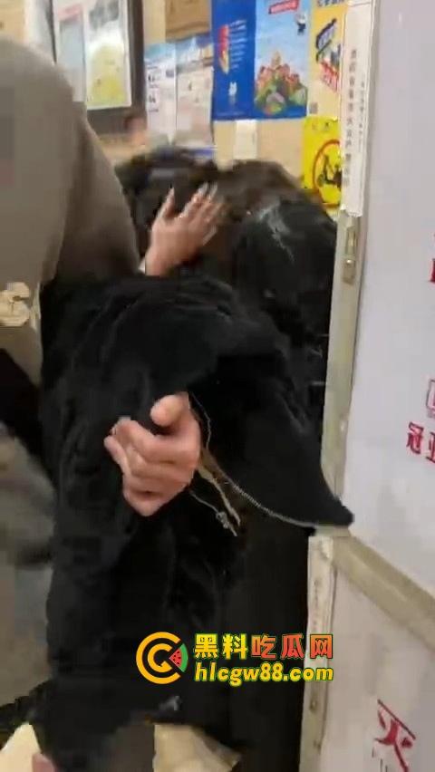 福建老公以为老婆出差，带小三回家激情，结果老婆钓鱼执法，楼下当场抓包，小三头发都被薅掉半截！-11