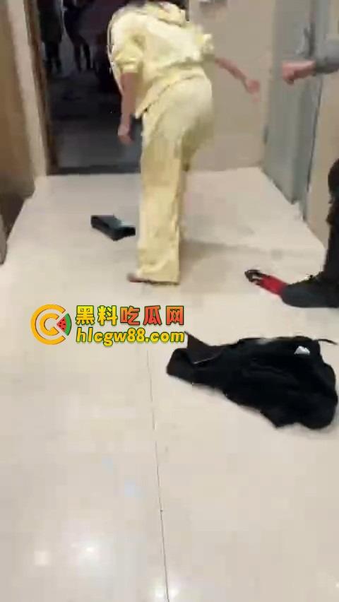 福建老公以为老婆出差，带小三回家激情，结果老婆钓鱼执法，楼下当场抓包，小三头发都被薅掉半截！-12