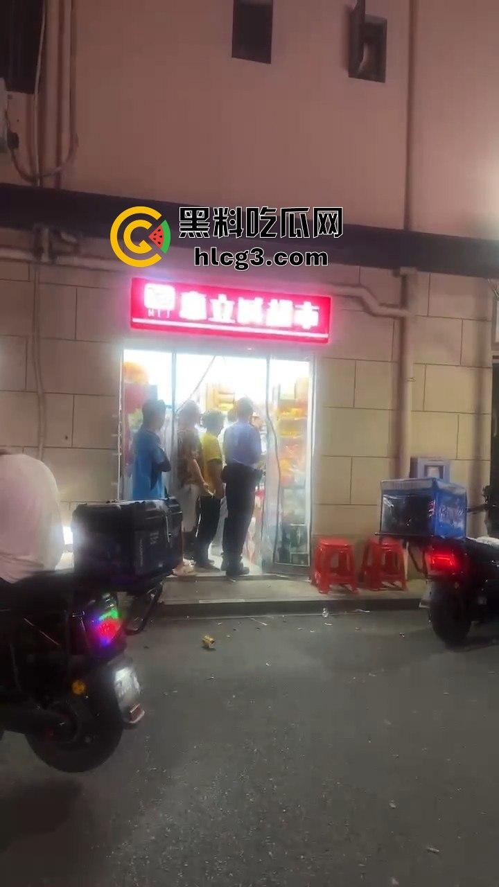 西湖老板娘被举报后‘被迫’穿成这样?穿衣自由都不允许了,大夏天的还要统一着装,离大谱!-4