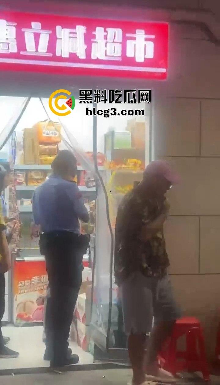 西湖老板娘被举报后‘被迫’穿成这样?穿衣自由都不允许了,大夏天的还要统一着装,离大谱!-5