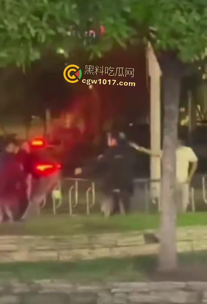 达州街头“刀皇”用菜刀袭警,小冲突变警匪大戏,警车撞击刀皇还能立马站起来,女友抱腿才能制服,太牛逼了!-6