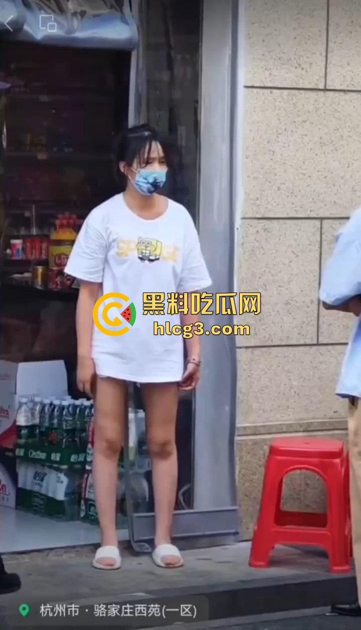 西湖老板娘被举报后‘被迫’穿成这样?穿衣自由都不允许了,大夏天的还要统一着装,离大谱!-6