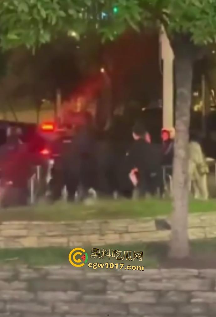 达州街头“刀皇”用菜刀袭警,小冲突变警匪大戏,警车撞击刀皇还能立马站起来,女友抱腿才能制服,太牛逼了!-7