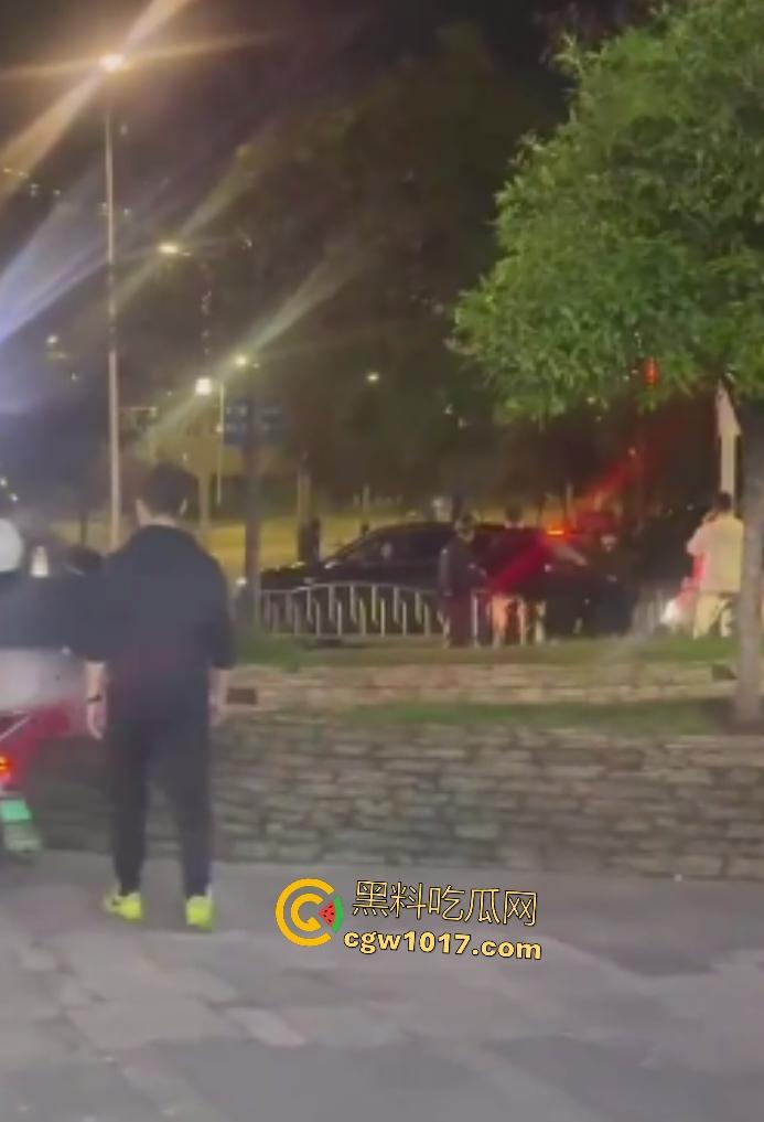 达州街头“刀皇”用菜刀袭警,小冲突变警匪大戏,警车撞击刀皇还能立马站起来,女友抱腿才能制服,太牛逼了!-8