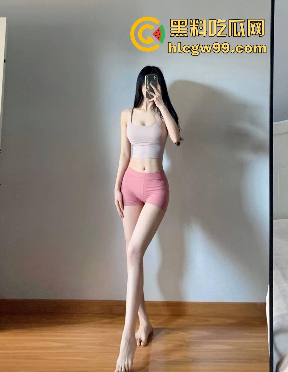 杭州嫩模『杨弈』被金主拉进卫生间手把手教学花洒灌肠,丝袜湿透还求主人继续灌,屁眼灌得鼓鼓的从屁眼喷水了!-5