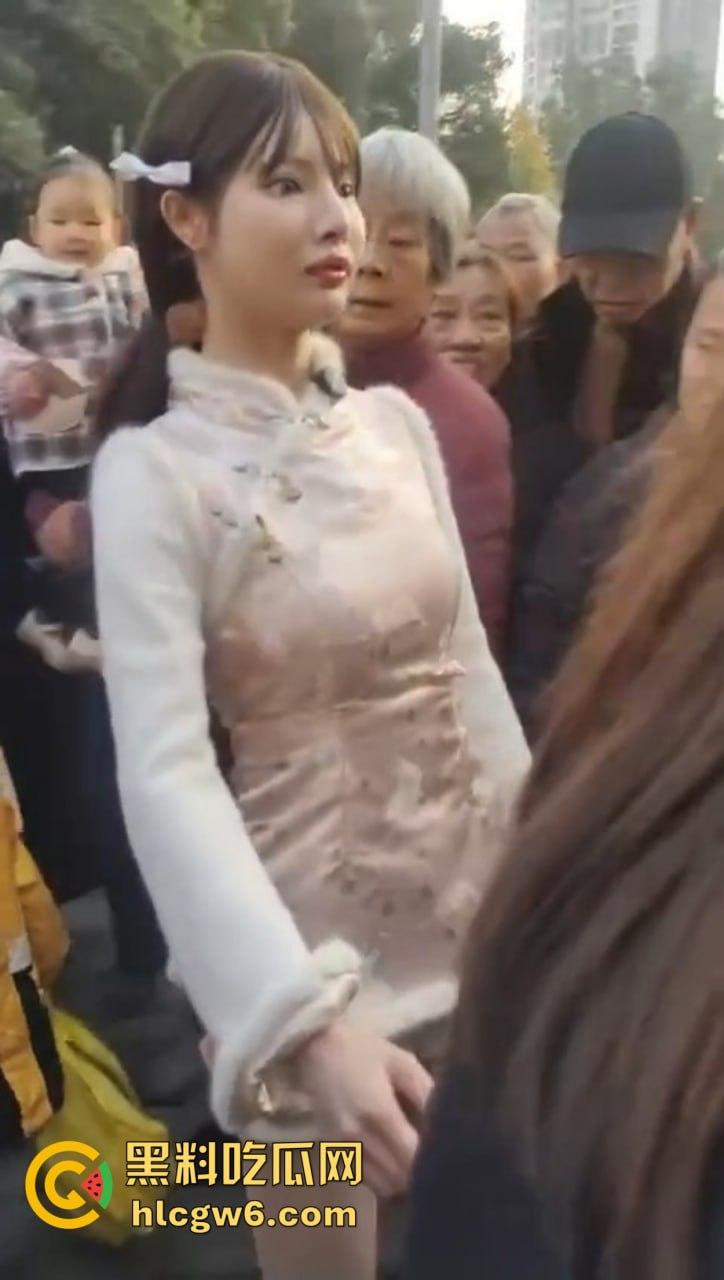 成都街头惊现高仿真女机器人 质感逼真颜值满分 大妈大爷当场看懵 五姑娘快退休了 野鸡逼价要崩盘了!-1