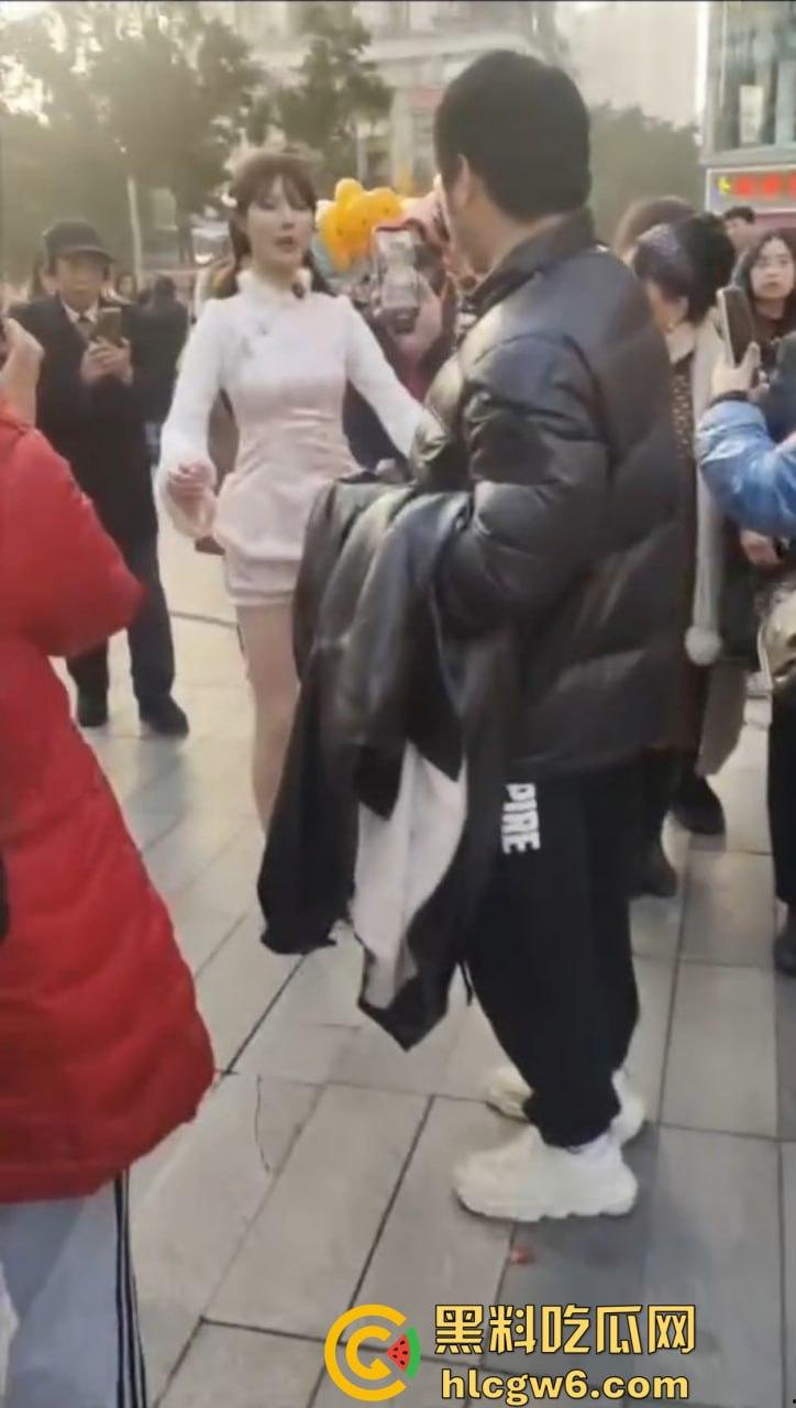 成都街头惊现高仿真女机器人 质感逼真颜值满分 大妈大爷当场看懵 五姑娘快退休了 野鸡逼价要崩盘了!-2