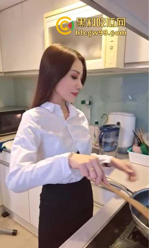 广州高颜值性感少妇【李梅】自录性爱片,家中无套狂操,边干边拍留作纪念,被抽插到淫叫不止,骚穴深处干出真火!-1