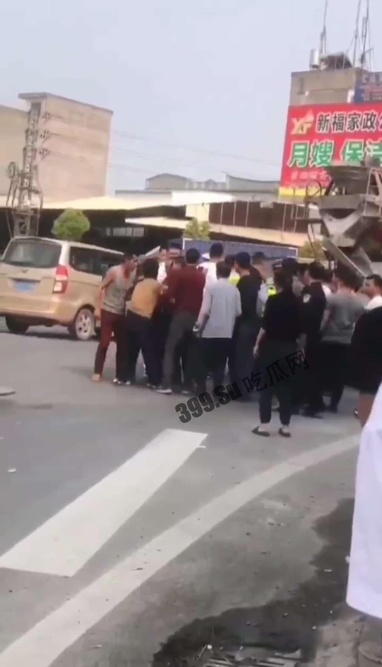 4月14日广东潮州彩塘中学 彩塘中学 女生骑车下午上学被搅拌车碾压 ，可怜了 ，当场死亡-6