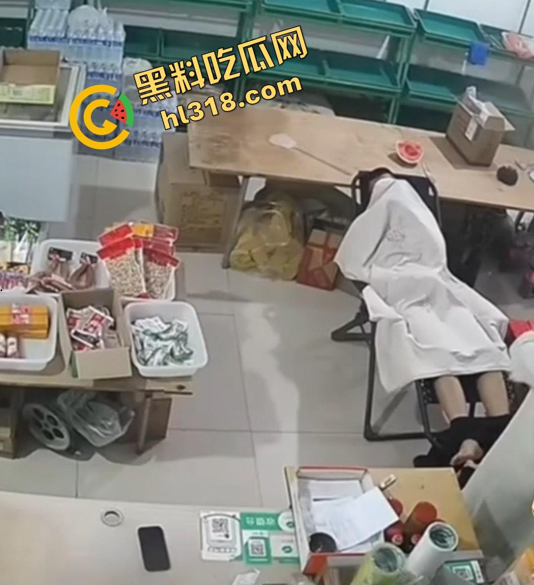 大白天门店打飞机被顾客撞见,店主骚到开着门撸管,顾客进门直接吓懵,这饥渴劲头是真服了!-3