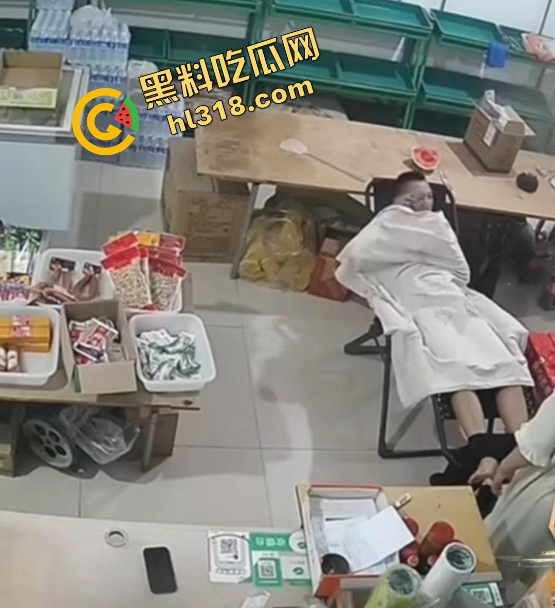 大白天门店打飞机被顾客撞见,店主骚到开着门撸管,顾客进门直接吓懵,这饥渴劲头是真服了!-4