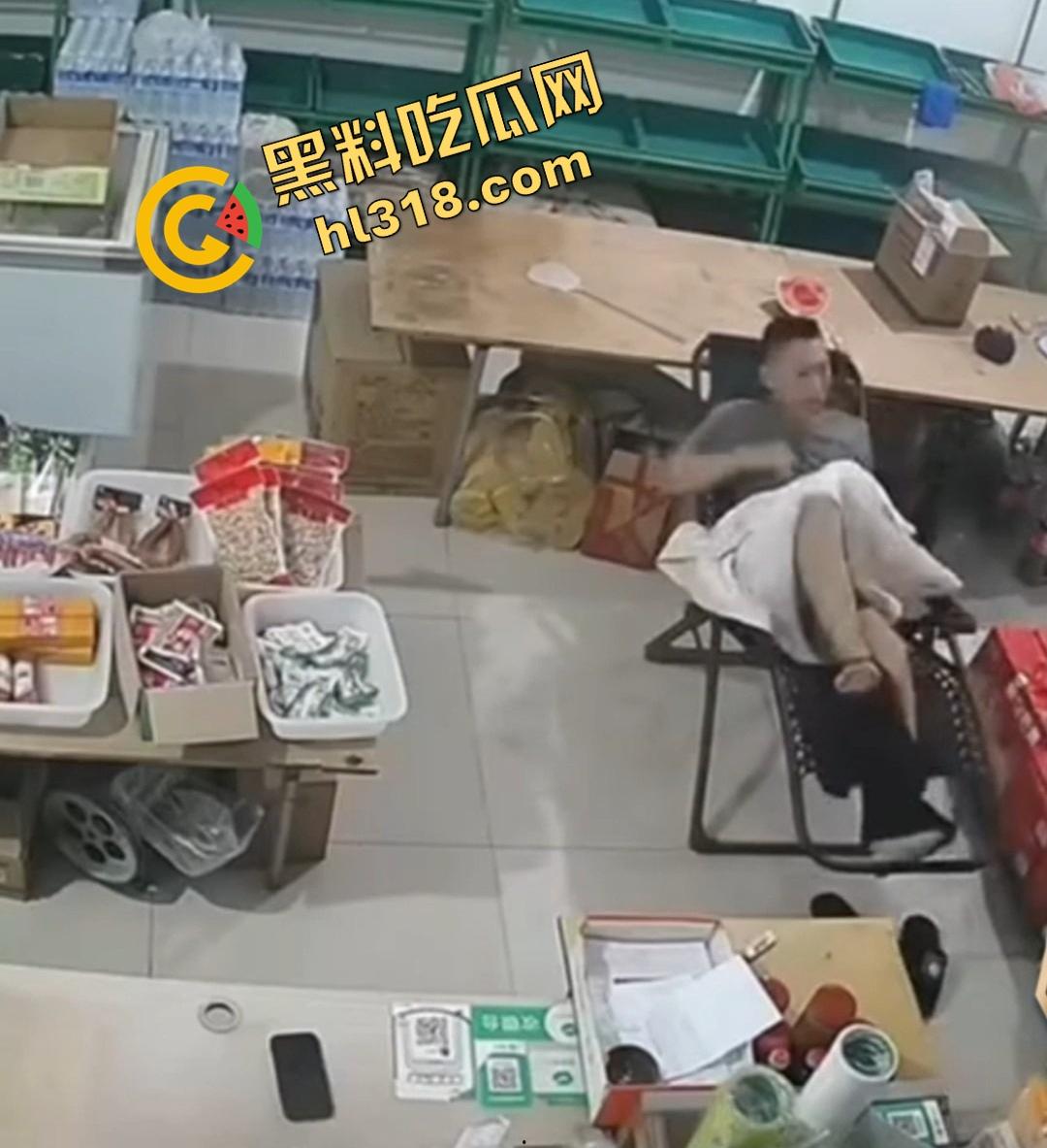 大白天门店打飞机被顾客撞见,店主骚到开着门撸管,顾客进门直接吓懵,这饥渴劲头是真服了!-8