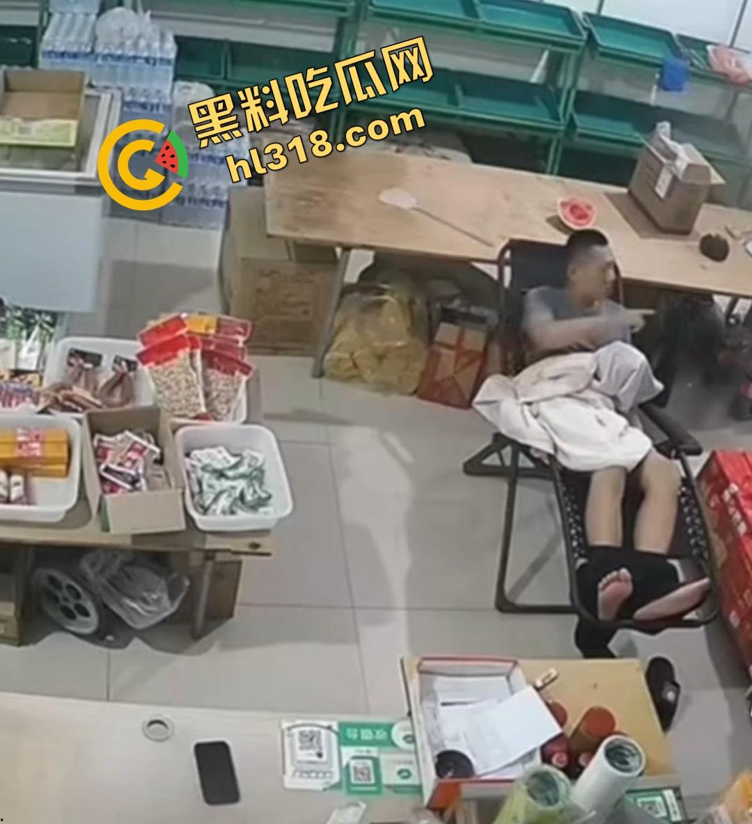 大白天门店打飞机被顾客撞见,店主骚到开着门撸管,顾客进门直接吓懵,这饥渴劲头是真服了!-10