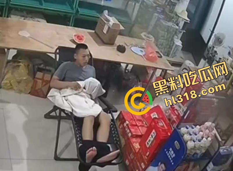 大白天门店打飞机被顾客撞见,店主骚到开着门撸管,顾客进门直接吓懵,这饥渴劲头是真服了!-11