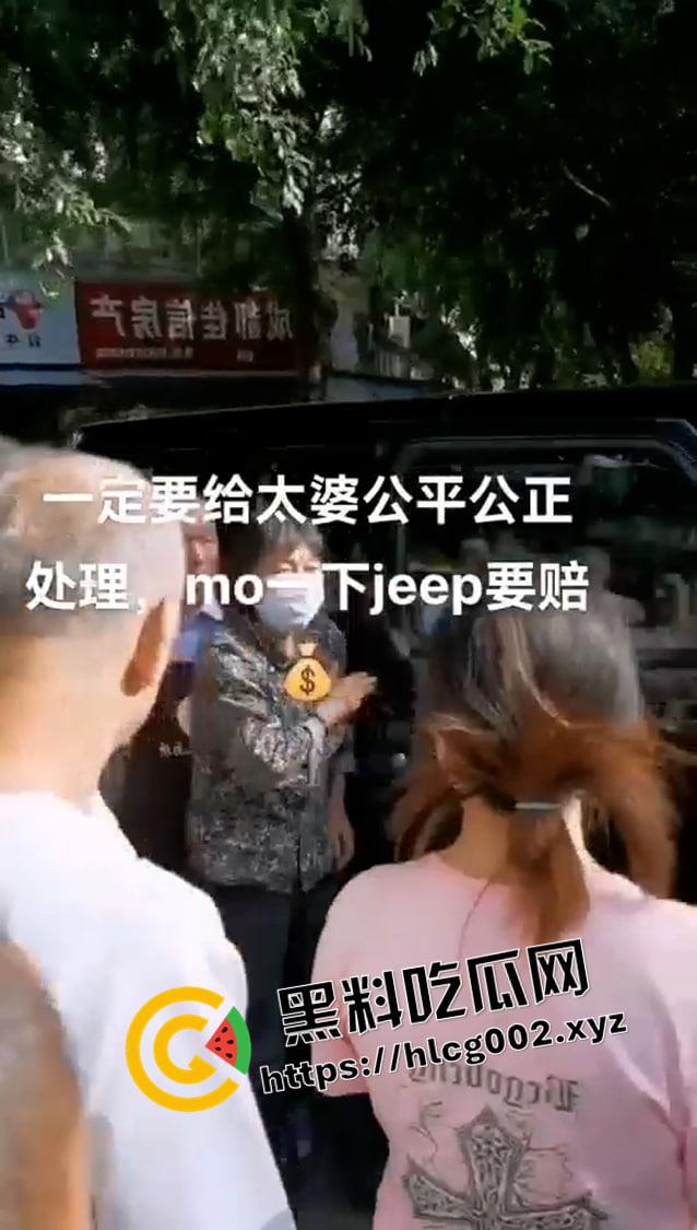 成都成化区吉普车被摸事件!小伙摸车一下被讹一万还被警察抓走 围观群众包围警察讨要说法 现场完整视频-3