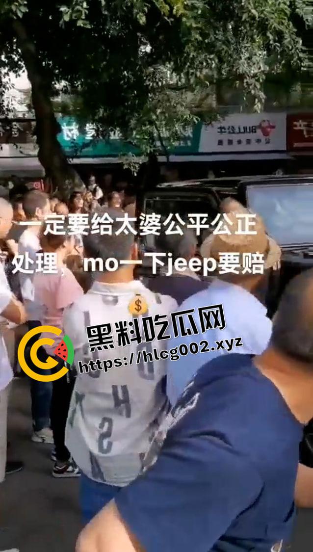 成都成化区吉普车被摸事件!小伙摸车一下被讹一万还被警察抓走 围观群众包围警察讨要说法 现场完整视频-6