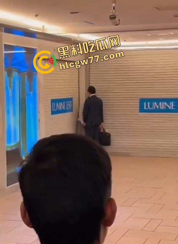 东京新宿站现场开撸?小情侣地铁口边亲边打飞机,游客人都看傻了,八嘎你们AV拍到地铁来了?-3