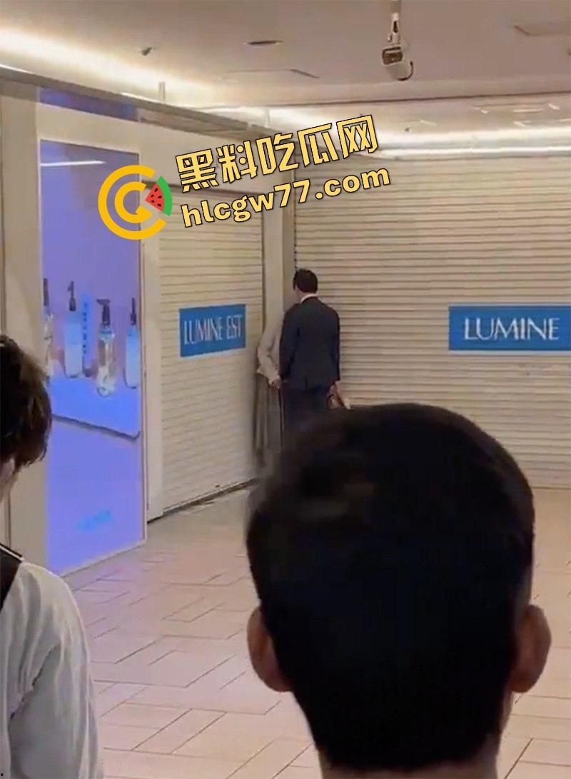 东京新宿站现场开撸?小情侣地铁口边亲边打飞机,游客人都看傻了,八嘎你们AV拍到地铁来了?-6