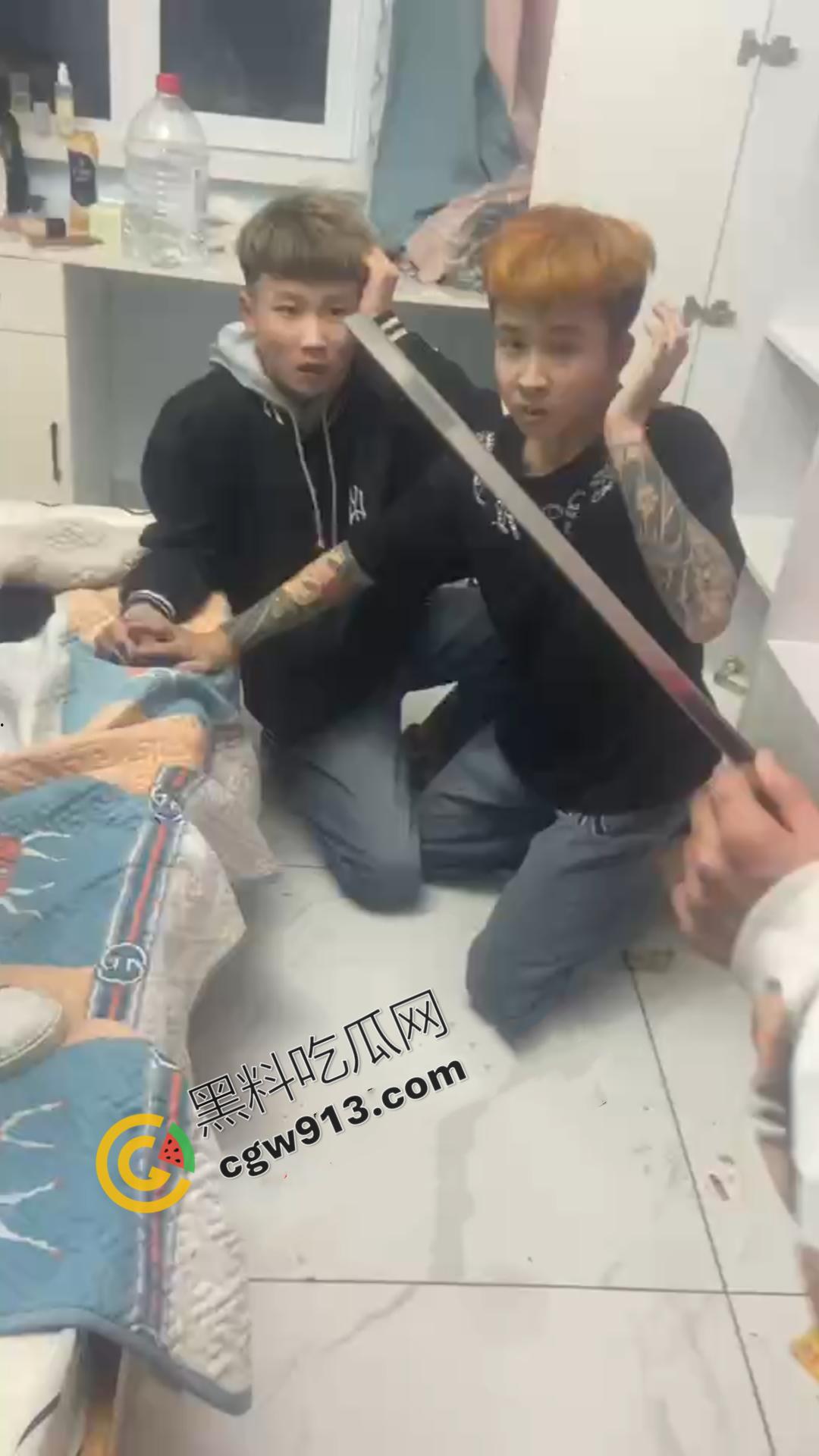 嚣张精神小伙的残暴行径!暴力殴打,挥刀猛砍,凶猛至极,现场血流满地,甚是恐怖-1