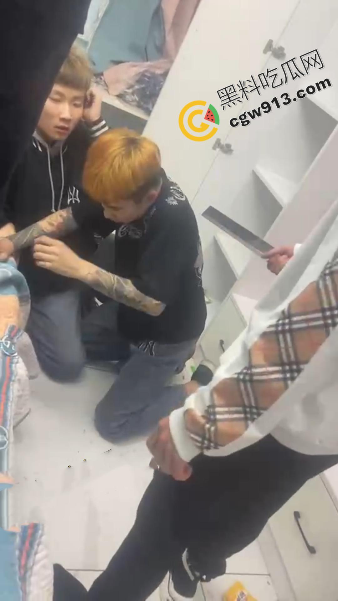 嚣张精神小伙的残暴行径!暴力殴打,挥刀猛砍,凶猛至极,现场血流满地,甚是恐怖-2